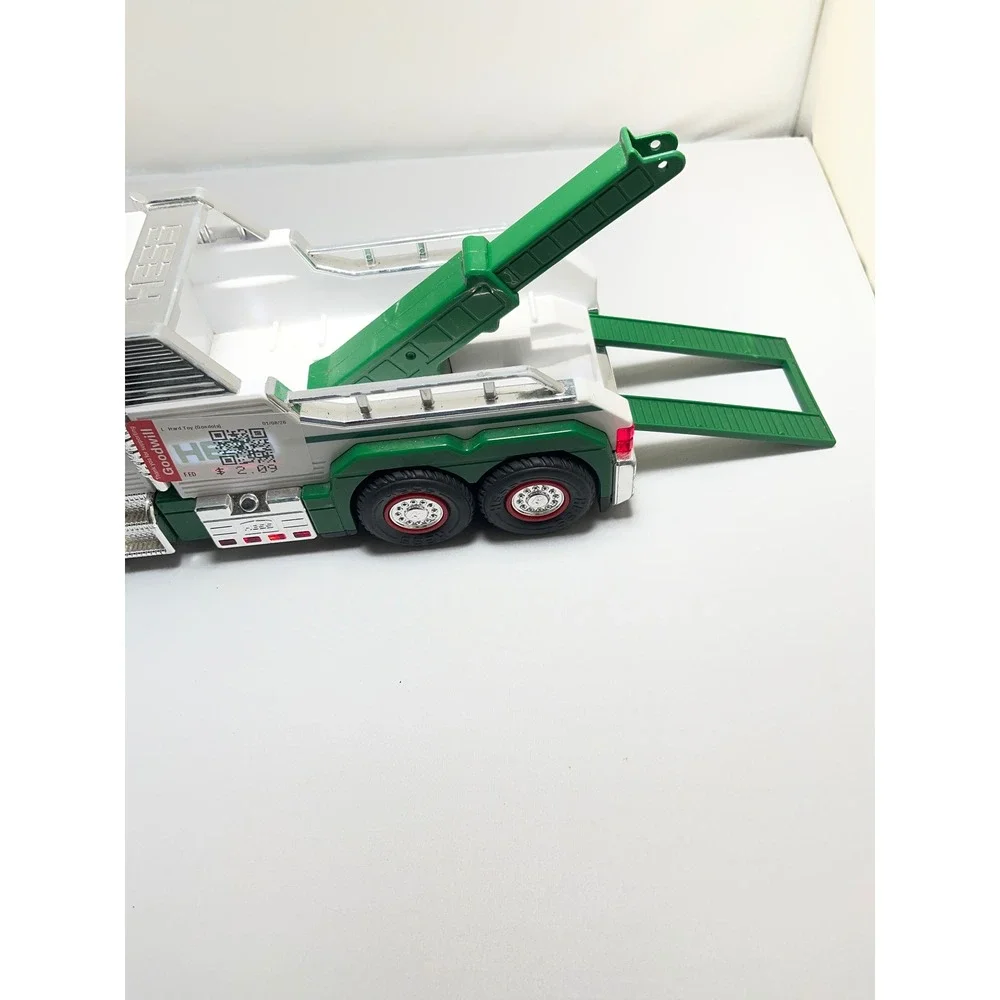 Hess Tow Truck Kids White‎ Green Plastic Classic 2019 Working Lights Collectible